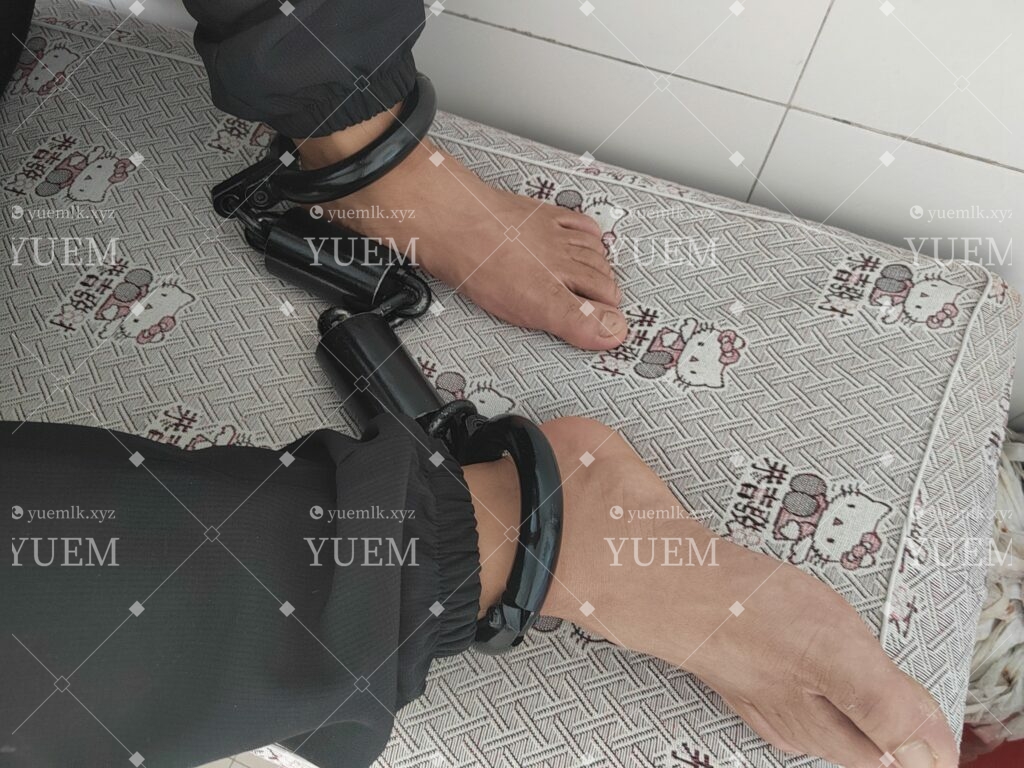 午休时间戴着重镣休息镣铐-月梦社区-YUEM-视频-束缚-Fettered-链结-脚镣-手铐-镣铐玩具月梦社区