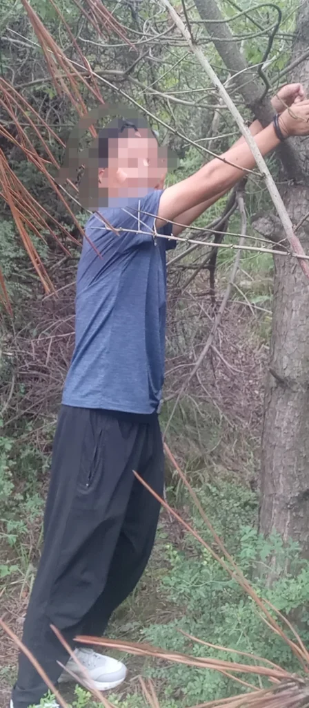 吊铐在树上钥匙掉地下了咋办？镣铐-月梦社区-YUEM-视频-束缚-Fettered-链结-脚镣-手铐-镣铐玩具月梦社区