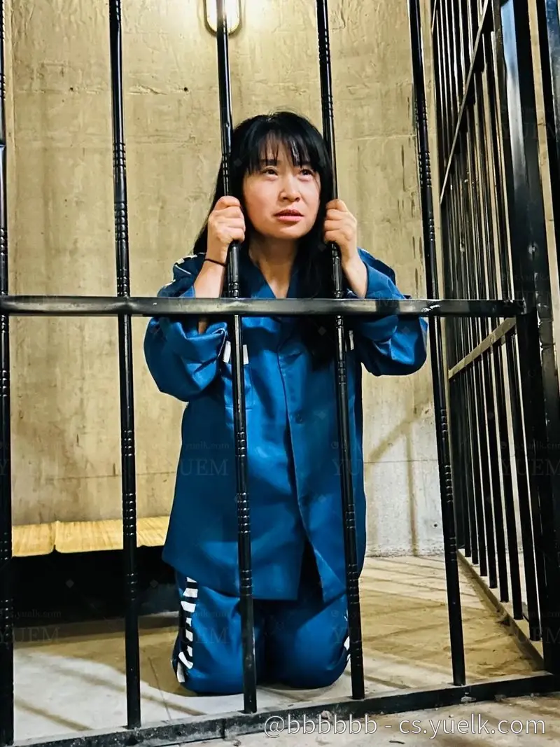女犯人的渴望的眼神,谁能做到镣铐-月梦社区-YUEM-视频-束缚-Fettered-链结-脚镣-手铐-镣铐玩具月梦社区